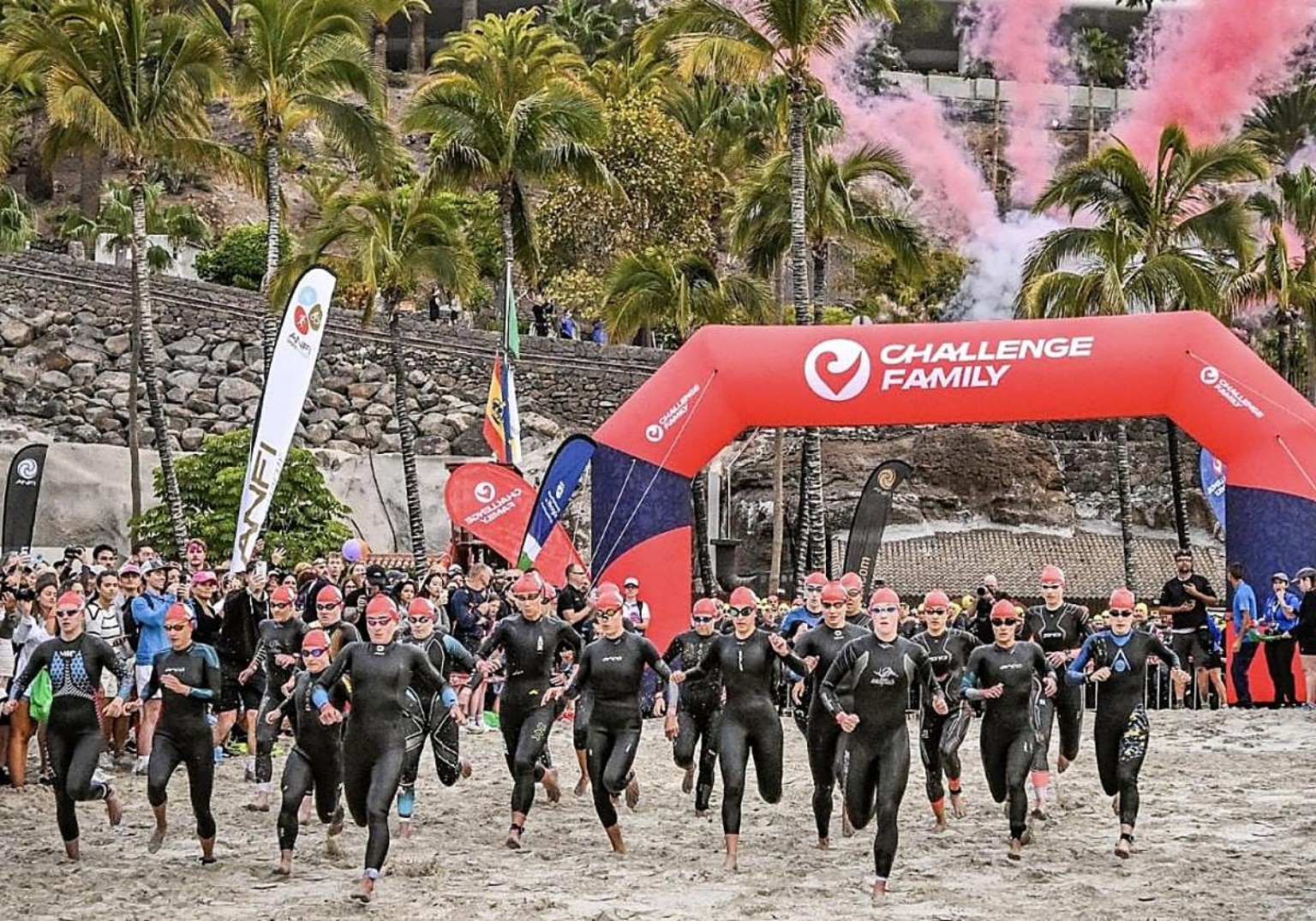 Salida de los triatletas en Anfi Challenge Mogán Gran Canaria