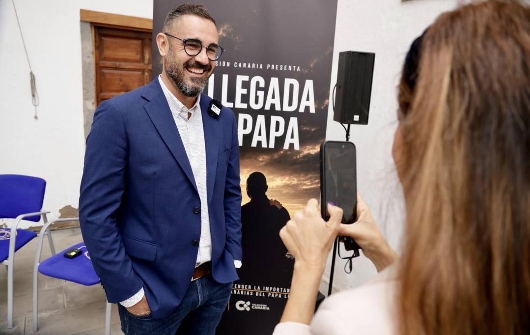 Eduardo Viera Ramírez durante la presentación de La llegada del Papa